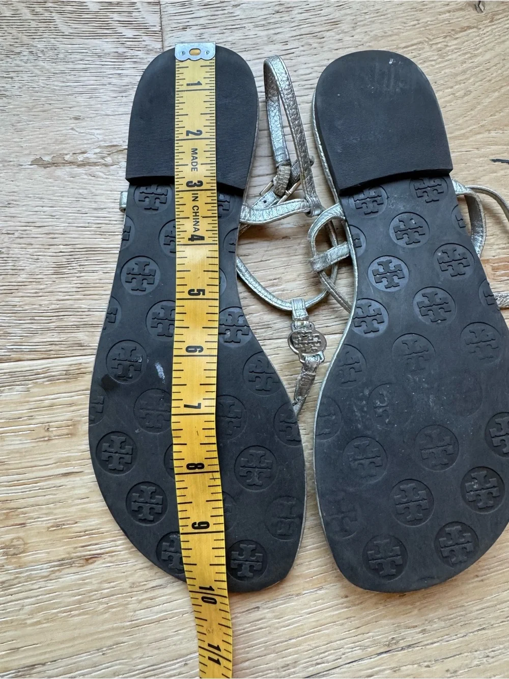 🔥Tory Burch Silver Small medallion sandales sz8–8.5 good Cond Price Firm !